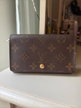 Authentic Louis Vuitton Wallet ***PLEASE SEE PICTURES FOR ALL CALL OUTS***